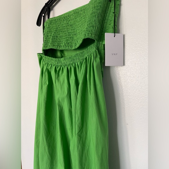 SWF Asymmetrical Cut Out Maxi Dress
in Verde Color:Verde brand new with tag - Picture 6 of 8